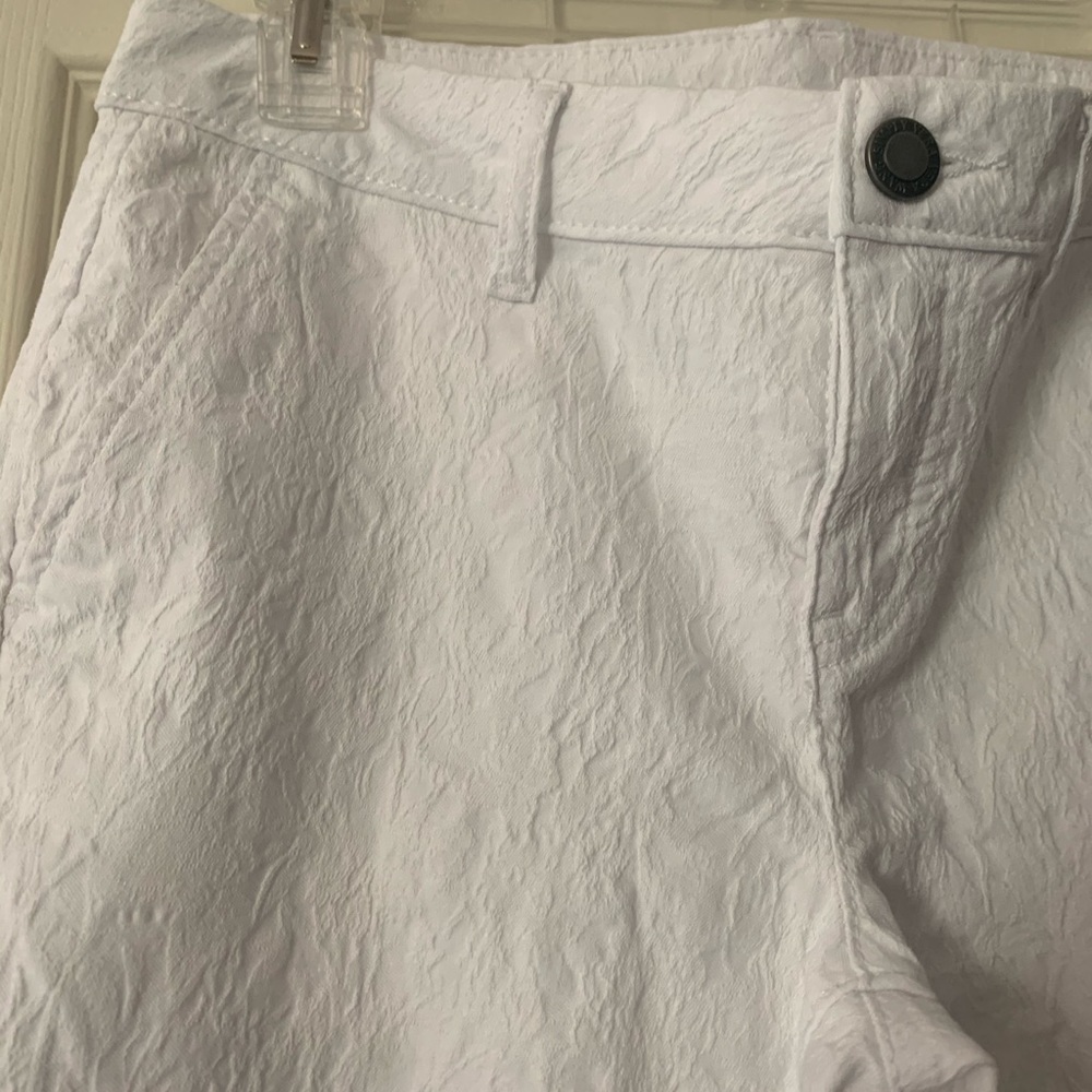 Whit capris. Great fit. Pattern. White on white